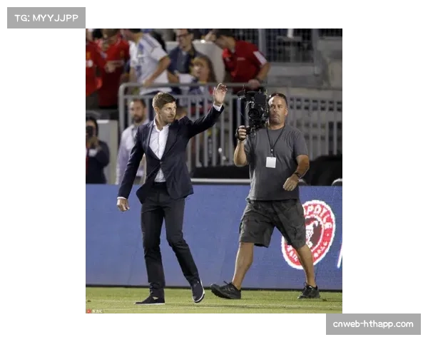 水星新援娜塔莎·克劳德首次代表球队登场，获主场起立欢呼